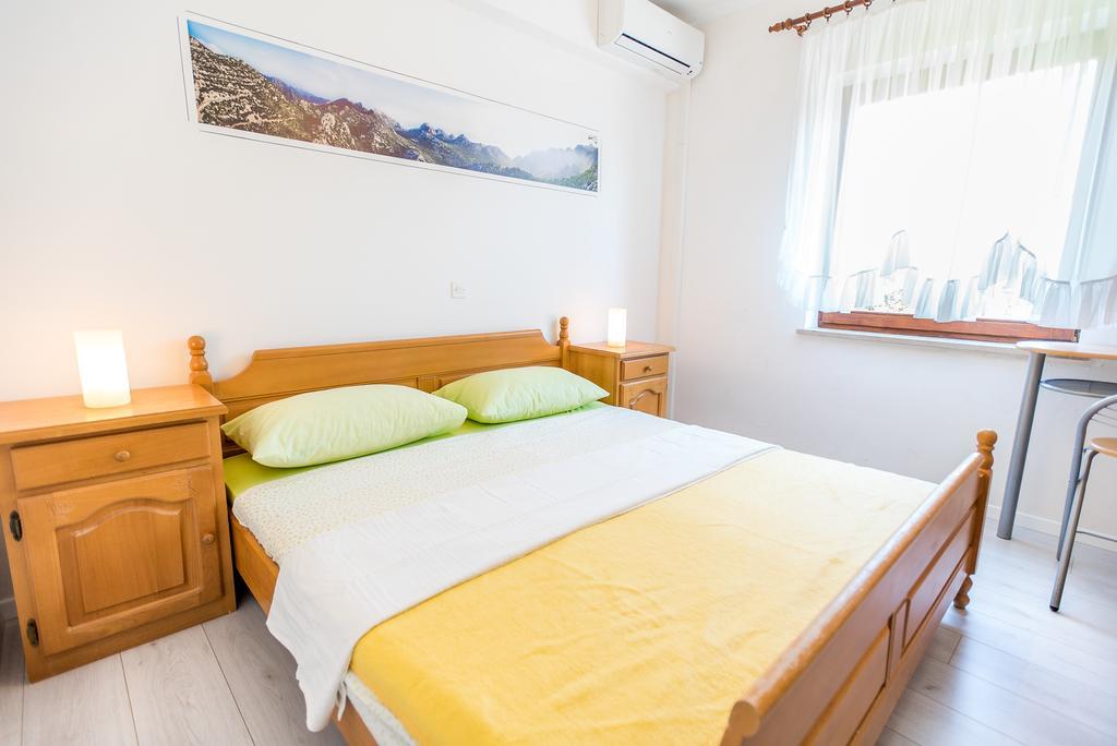 Apartments And Rooms Mare-Monti Starigrad Paklenica Exterior foto