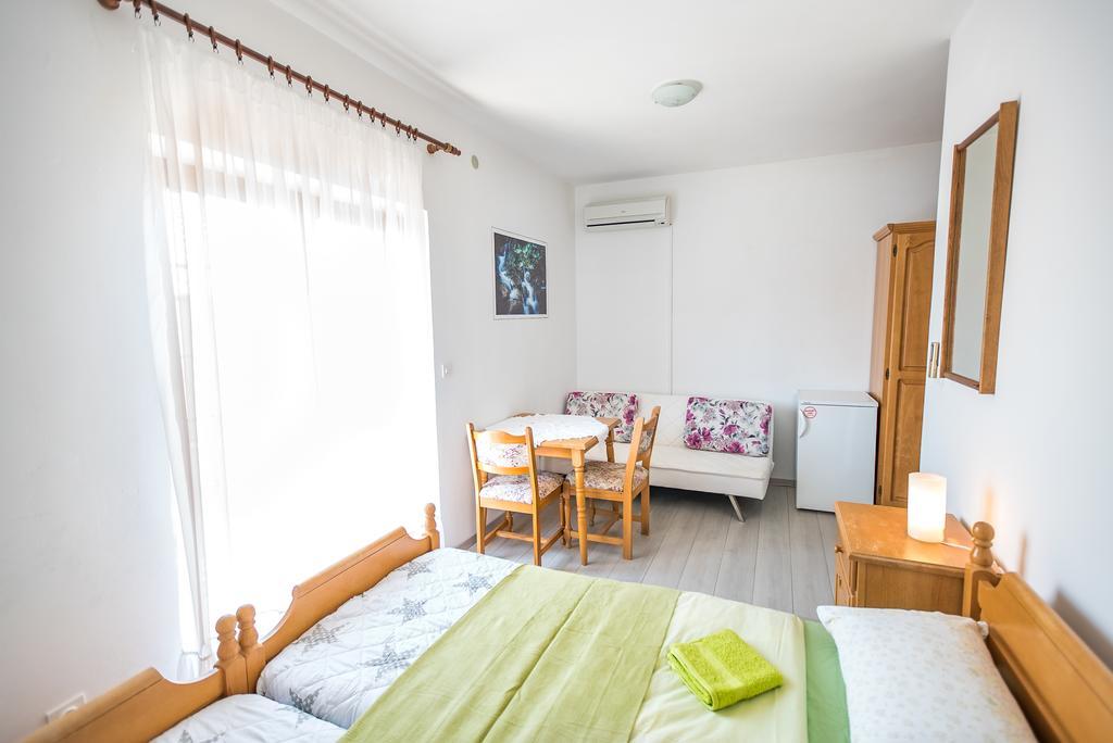 Apartments And Rooms Mare-Monti Starigrad Paklenica Exterior foto