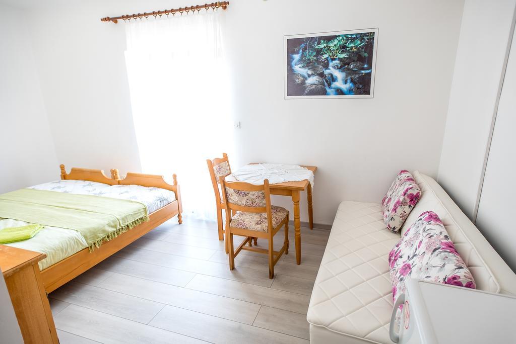 Apartments And Rooms Mare-Monti Starigrad Paklenica Exterior foto