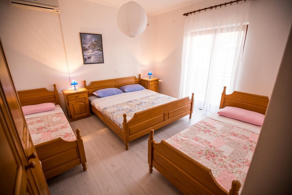 Apartments And Rooms Mare-Monti Starigrad Paklenica Exterior foto