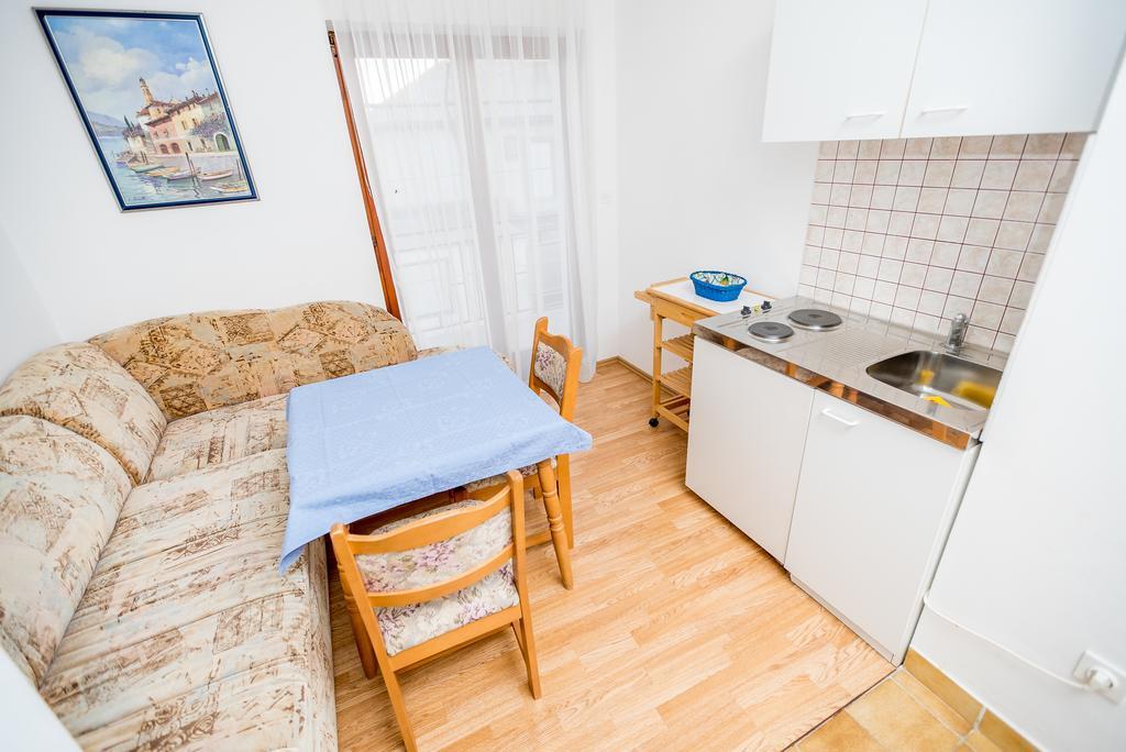 Apartments And Rooms Mare-Monti Starigrad Paklenica Exterior foto