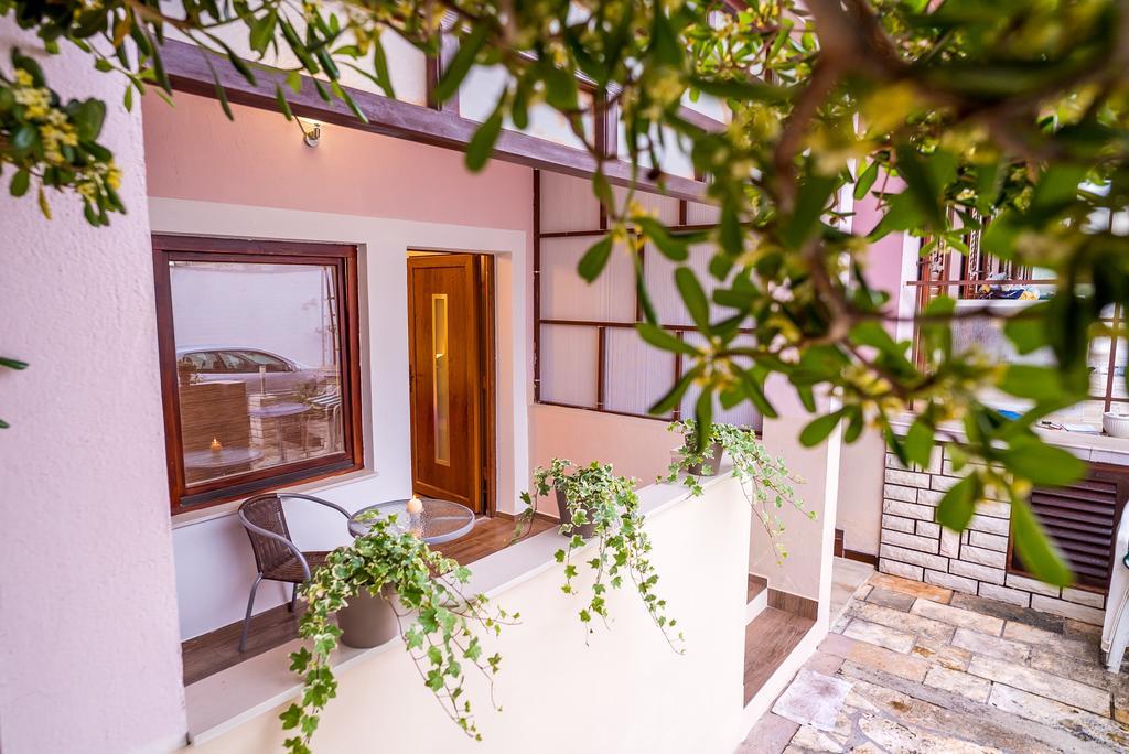 Apartments And Rooms Mare-Monti Starigrad Paklenica Exterior foto