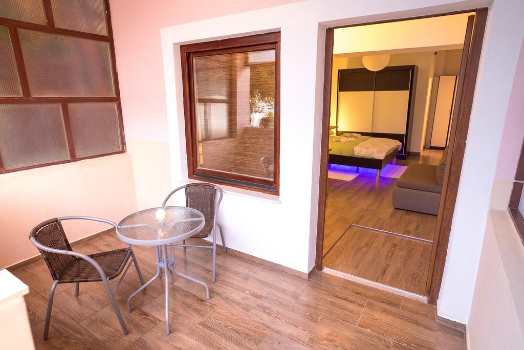 Apartments And Rooms Mare-Monti Starigrad Paklenica Exterior foto