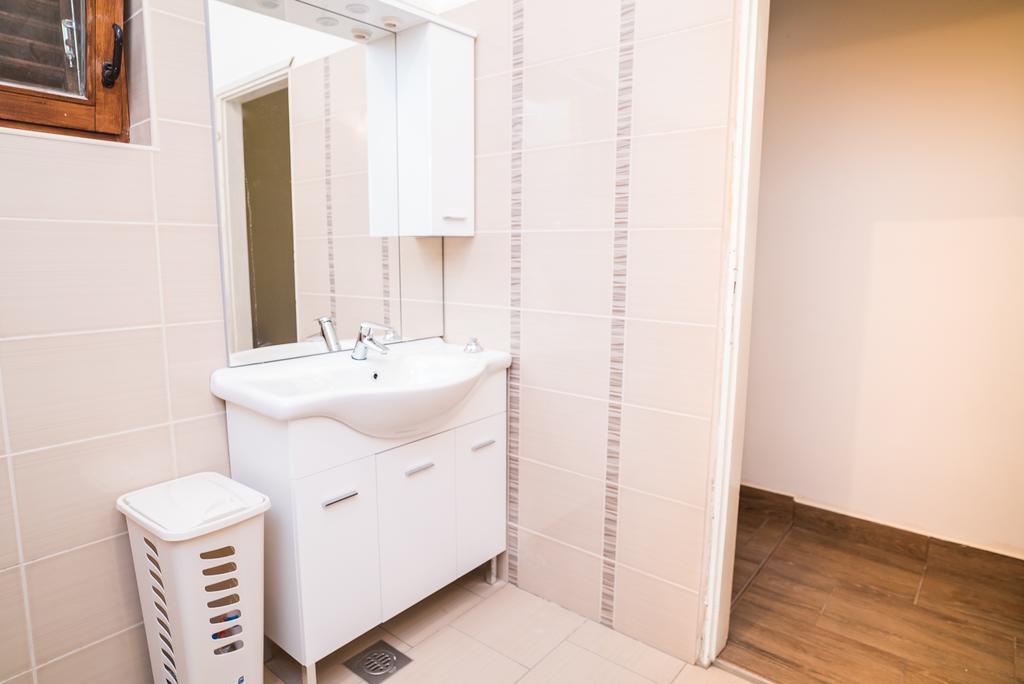 Apartments And Rooms Mare-Monti Starigrad Paklenica Exterior foto