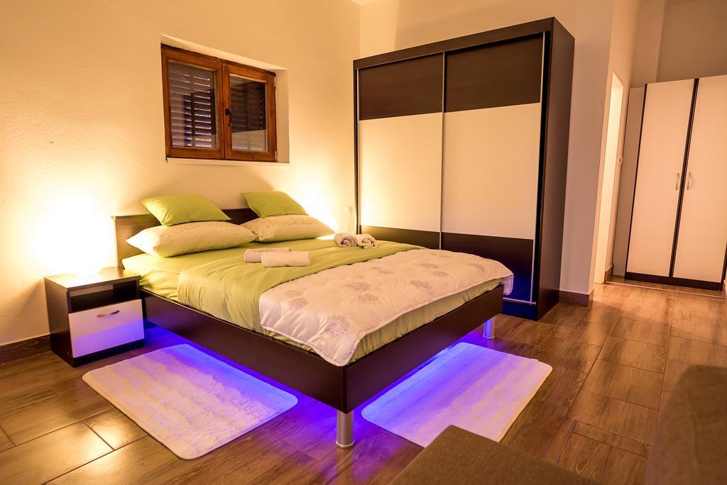 Apartments And Rooms Mare-Monti Starigrad Paklenica Exterior foto